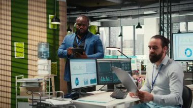 Siyahi danışman analitiği koz olarak kullanıyor ve tahmin sonuçları ve kurumsal kalkınma için yazılar yazıyor, dijital kaynaklardan faydalanıyor ve hedeflerle stratejik hizalanıyor. Kamera A.