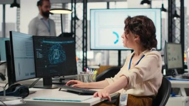 Ofis yöneticisi AI analiz platformu ile aylık raporları kontrol ediyor, sinirsel ağ algoritmaları ve verimlilik için otomasyon kullanıyor. IT şirketi temsilcisi. Kamera B.