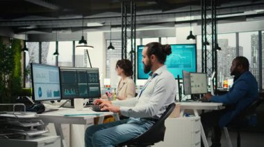 KPI ölçümlerini izleyen ofis çalışanı ve dosyalar üzerindeki analizler, hedeflere ve başarıya ulaşmak için bir vizyon ve iş stratejisi oluşturuluyor. Profesyonel bir zihniyeti sürdürmek. Kamera A.