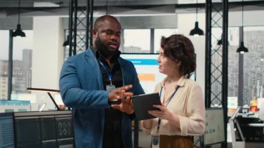 Mesleki çalışma alanındaki tabletle ilgili veri içgörülerini inceleyen iki çalışan, yeni hedeflere ulaşmak için strateji planlaması ve performans ölçüm analizi ile iş çözümleri geliştirmektedir. Kamera B.