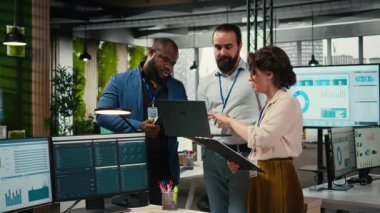 Çeşitli çalışan grupları, performans ölçümlerini uygulamak için tablet üzerindeki grafiklerden elde edilen verileri kullanarak proje planlama ve analizinde işbirliği yapmaktadır. Ekip çalışması ve işyeri ittifakı. Kamera A.