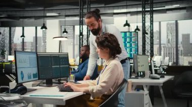 Meslektaşlar çevrimiçi grafikleri ve kaynak tahsisini analiz ederek, performans raporlarını hazırlarken iş arkadaşları arasındaki ilişki ve sinerjiyi gösteriyorlar. Ağ kurmak. Kamera A.