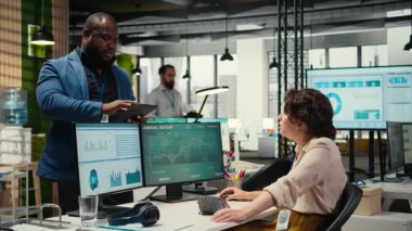 Çeşitli erkek ve kadınlar iş yerinde birbirlerini yumruk tokuşturarak selamlıyorlar, ofis arkadaşları günlük organizasyon görevlerinde çalışmaya başlamadan önce selamlıyorlar. Çok uluslu şirket. Kamera A.