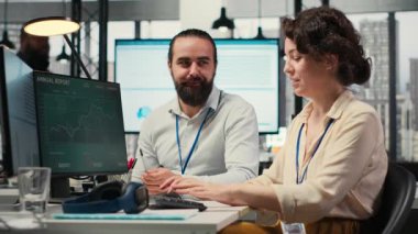 Şirket yöneticisi ve asistanı, girişim hedefleri ve performans ölçümleri arasında bir sinerji sağlayarak yeni bir genişleme vizyonu üzerinde işbirliği yapıyorlar. Bir proje için ortak görüşler. Kamera B.