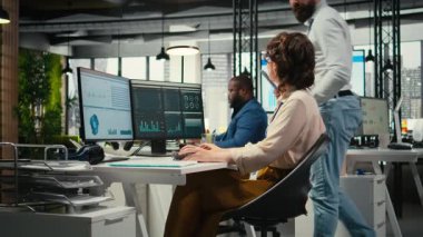 Çeşitli şirket personeli ofiste rapor yazmak için birlikte çalışıyor, yeni bir geliştirme stratejisi geliştirmek için işbirliği yapıyorlar. Verimliliği ve ilerlemeyi arttırmak için görüşleri gözden geçiriyorum. Kamera A.