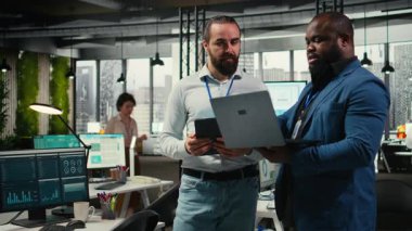 Veri içgörüleri ve mali tahminlere sahip bir projede işbirliği yapan iş ortakları, girişim faaliyetlerini genişletme vizyonunu yansıtıyorlar. Hedefleri garanti altına almak için çalışma alanında takım çalışması. Kamera A.