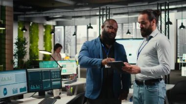 İş adamları işyerindeki verimlilik kavrayışlarını izleyen analistler, ayrıntılı performans ölçümleri ve açıklamaları, iş yönetimini planlamak için analitiklerden yararlanıyorlar. Kamera A.