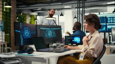 Kadın analist veri madenciliği ve optimizasyonu için yapay zeka ağlarını kullanıyor, çok uluslu bir şirkette otomasyon araçlarıyla çalışıyor. Başarı için yapay zeka dijital araçları. Kamera A.