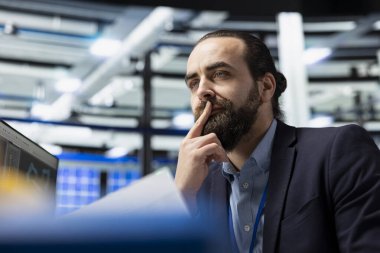 Endüstriyel usta mühendis güneş teknolojisi ekipmanlarını montaj ve üretim hattını destekleyen bir fabrikada ayarlıyor. Yeşil teknoloji için sürdürülebilir çözümlere sahip modern enerji sistemleri.