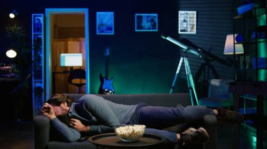 TV 'de film seyrederken kalp krizi geçiren, sorunlu, sakin bir hayat süren bir adam. Hasta insan göğsünde ağrı hissediyor, koltukta titriyor, hayatı için savaşıyor, kamera B