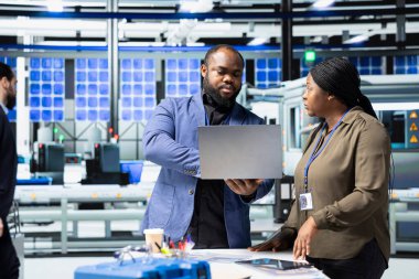 Fabrika müfettişleri ve denetçileri üretim ölçümleri hakkında brifing veriyor, endüstriyel yenilikleri destekliyor ve sürdürülebilir süreç iyileştirmesini destekliyor. Güneş enerjisi üretimi.