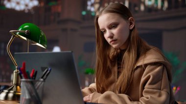 Sakin bir kütüphane ortamında diploma denemesi üzerinde çalışan akademik öğrenci kampüste karma eğitim veritabanı kullanıyor. Kendini adamak ve entellektüel amaçlara ulaşmak üzerine yoğunlaşmak. Kamera A.