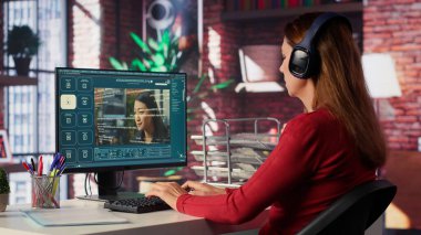 Yapay zeka destekli sohbet, monitörde programlama ve kod satırları ile masa başı kod algoritması üreten bilişim mühendisi. Terminal pencere arayüzündeki bir kadın hata ayıklama yazılımı. Kamera A.