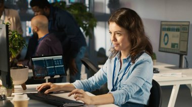 Ofis masasında çalışan biri klavyeyle yazı yazıyor, bilgisayardaki belgeleri düzenliyor. İşçi PC 'nin iş yerindeki hesap tablolarına veri giriyor, istatistiksel bilgiler üzerinde çalışıyor, kamera A