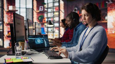 Çağrı merkezi ajanı, müşteri etkileşimlerini arttırmak ve soruşturmaları etkili bir şekilde çözmek için yapay zeka kullanır. Müşteri hizmetlerindeki kadın yapay zeka iletişim teknolojileri kullanıyor, kamera B