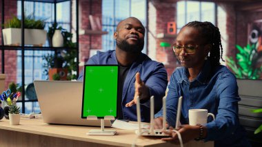 Kopya alanının yanındaki kablosuz ağ kurulumunu tamir ederken kavga eden Afrikalı Amerikalı çift serbest meslek yaşamlarında verimliliklerini korumak için sorun çıkaran yönlendirici hatalar yapıyor. Kızgın serbest çalışanlar. Kamera B.