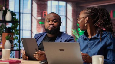 Evlerindeki Afrikalı Amerikalılar online araştırmalara ve internette sörf yapmaya, bir dizüstü bilgisayar ve tablet kullanarak tele-iş yapmaya ve dijital dünyaya bağlı kalmaya odaklandılar. Kamera B.