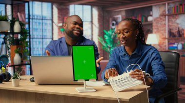 Siyahi erkek ve kadın evdeki internete, ekranın yanında sinirleniyorlar, zayıf bağlantıları tespit ediyorlar ve ağ hatalarını düzeltmek için farklı sorun çözme tekniklerini deniyorlar. Kamera A.