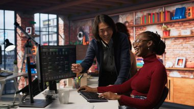 Yapay Zeka Girişim Şirketi Yöneticisi, programcı geliştirme uygulamasını denetliyor. Asya takım lideri AI yazılım geliştirme ajansında asistanlık yapıyor, tavsiye veriyor, kamera A