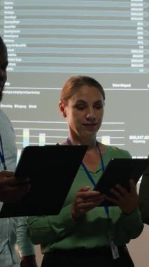 Ekip üyelerinin dikey video portresi yeni bir projenin iç yüzünü ve ilerlemesini tartışıyor. Çok uluslu şirketler için gece vakti kurumsal toplantı. Personel pazarlama gelişmeleri hakkında bilgilendirildi