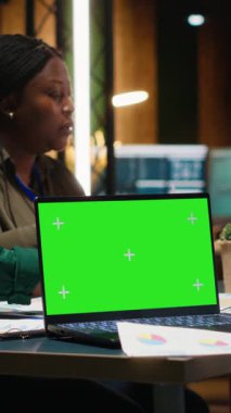 İzole edilmiş bir PC ile geç bir danışma kurulu toplantısına katılan Dikey Video Çeşitliliği meslektaşları, bir strateji geliştirerek ve proje gündemi için hedefler belirleyerek. Uzmanlar güncellemeleri gözden geçiriyorlar