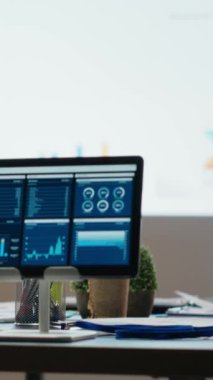 Çok uluslu bir şirketteki dikey Video Boş Alanı, karanlık bir ofis yönetim kurulunda önemli performans ölçümleri öngören veri içgörülerini gece geç saatlerde sergiliyor. Yönetim projesi gündemi.