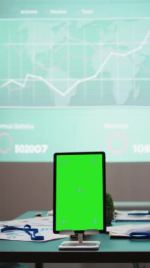 Projeksiyon tahtasında çizelgeler, gece yarısı stratejik planlama ve rapor analizleri için iş performans verileri olan toplantı odasındaki cihazda dikey video boş kopya alanı. Şirket geliştirme.