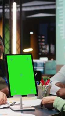 Karanlık bir ofisteki Dikey Video Çeşitliliği ekibi, küresel paydaşlarla ortaklaşa yürütülen proje brifinginde şirket gündemini kesinleştirerek görüşlerini ve görüşlerini paylaşıyor. Mesai sonrası tartışma