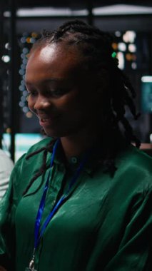 Vertical Video Black yönetici yardımcısı toplantıda raporlara ilişkin sermaye fonlarını ve gelir verilerini izliyor, kâr artışı ve bir proje için bütçe tahsisini gözden geçiriyor. Öğretici gece oturumu