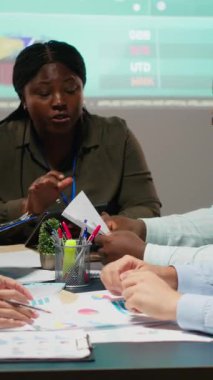 Veri içgörülerini ve kağıt üzerindeki mali durumu gözden geçiren, hissedarlar için güncellemeler hazırlayan ve proje gündemini ve hedeflerini belirleyen çok ırklı bir danışman grubu