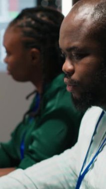 Dikey Video Yöneticisi ve ekibi gece geç saatlerde yapılan toplantıda yıllık veri raporlarını inceleyerek, yönetim kurulundaki küresel iş gelişimini kolaylaştırmak için pazar arzı ve talepleri araştırıyorlar.