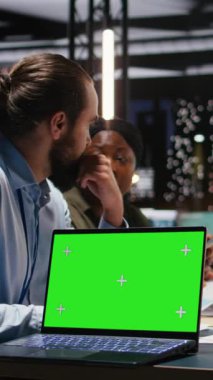 Vertical Video Corporate personeli son danışma kurulu toplantısına modelleme, planlama stratejisi ve proje gündemi hedefleriyle katılıyor. Uzmanlar, başarı için partnerlerle güncellemeleri gözden geçiriyorlar