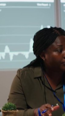 Vertical Video Business partnerleri şirket toplantısında yıllık satış raporlarını inceliyor, performansı sağlamak için iç iletişim stratejisi geliştiriyor. Hissedarlar çok uluslu şirketi genişletiyor