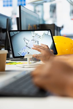 Güneş paneli montaj yazılımında teşhis kontrolü yapan siyah uzman, alternatif enerji için üretim sürecini ve güneş hücrelerini optimize ediyor. Endüstriyel fabrika inceliği. Kapat..