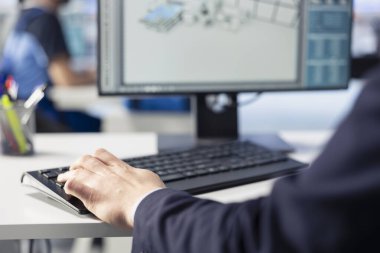 Yüksek teknoloji fabrikasındaki güneş paneli montaj hattını izlemek için bilgisayar kullanan bir teknisyen. Çalışan sorun çıkaran fotovoltaik ekipmanların kapatılması, sorunsuz üretim akışının sağlanması