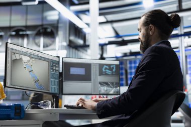 Üretim analisti, yüksek teknolojili endüstriyel bir ortamda, teknolojik hassasiyet ve sürdürülebilir enerji geliştirme üzerine odaklanarak, güneş paneli üretim iş akışını gözden geçiriyor..