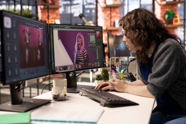 Yapay zeka sohbet botu ve kurgu yazılımı ile çalışan kadın tasarımcı metni rötuşlayıp fotoğrafa dönüştürüyor. Makine öğrenimi ve üretken materyal kullanan fotoğrafçı düzenleyici.