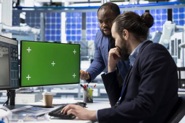 Danışmanlar ve fabrika analistleri, güneş paneli fabrikasında her detayı temiz enerji verimliliği ve güneş teknolojisi yeniliğiyle aynı hizaya getirmek için bir kopya ekran üzerinde çalışıyorlar..