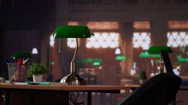 Yüksek öğrenim kampüsünde akademik araştırmalar için ayrılmış boş bir yer, üniversitede klasik kütüphane. Ödevleri öğrenmek ve çözmek için eğitim alanı. Kamera B.