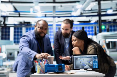 Bir fabrikada güneş paneli üretimini inceleyen çok ırklı usta mühendisler grubu, iyi bir üretim süreci ve ekip çalışması ile üretimi sağlıyorlar. Sanayi yenilenebilir enerji.