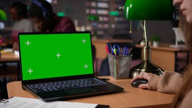 Genç kız öğrenci, yaklaşan sınavları için kütüphanede yeşil ekranla ders çalışıyor. Üniversite gazetesi için akademik bilgiler topluyor. Lisans diploması araştırması. Kamera B.