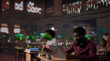 Afrika kökenli Amerikalı erkek öğrenci el yazısı sınıf notlarıyla ders kitabını tamamlıyor, üniversite kütüphanesindeki özel kitaplardan bilgi okuyor. Genç yetişkin danışmanlık veritabanı. Kamera B.