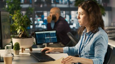 Bilgisayar masasındaki büro görevlisi belgeleri okuyor, görevleri çözüyor. Personel üyesi evrak belgelerindeki verileri analiz ediyor, istatistiksel bilgileri yorumluyor, kamera A