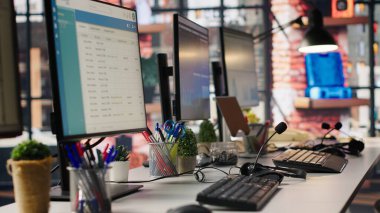 PC, tatmin olmamış müşterilerin teknik sorunları çözmek için aradığı boş çağrı merkezinde görüntüler. Müşteri desteği çalışma alanı bilgisayar monitörleri müşterilerin şikayetlerini işlemek için kullanılır