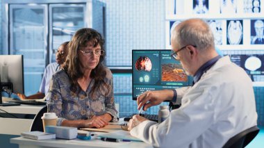 Eski doktor, tıbbi sigorta için vitamin ve ağrı kesici tavsiye ediyor. Talimatlar ve doğru dozda ilaçla reçete yazıyor. Sağlık hizmetleri ve eczacılık. Kamera B.