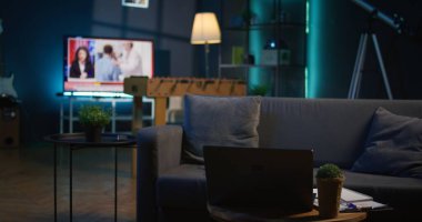 Konforlu köşesi ve modaya uygun mobilyaları olan, elektronik aletlerle dekore edilmiş rahat bir dairesi ve kahve masası olan modern bir daire. Minimalist dekorlu boş bir stüdyo odası, soğuk bir yaşam tarzı..