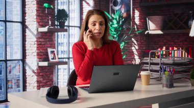 Evdeki serbest çalışan kadın, internet araştırmaları ve internette sörf yapmak için ekip üyelerini arıyor ve tele-iş için bir dizüstü bilgisayar kullanıyor. Telefon hattına bağlanıyoruz. Kamera B.