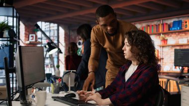 Kadın inşaat uygulamasını denetleyen AI büro şefi teknoloji memuru. Yapay zeka yazılım geliştirme ajansında yönetici asistanı, tavsiye veriyor, kamera A