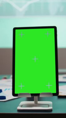 Tabletinde dijital krom anahtar ekranı olan dikey Video Boş iş alanı, gece geç saatlerde kurumsal planlama ve veri incelemesi için kullanılan strateji odası. Girişim için performans tahmini
