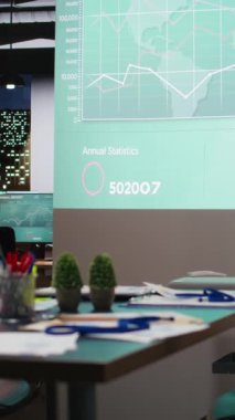 Dikey Video Modern şirket alanı saatler sonra duvarda öngörü çizelgeleri ve iş analizleriyle boş duruyor. Gece Yönetimi ve Planlama Etkinliği. Proje